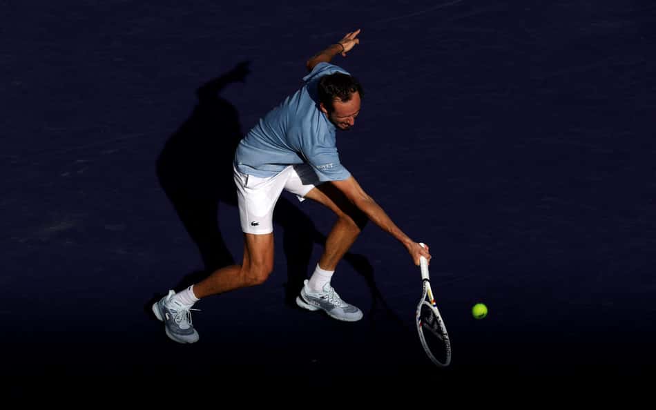 Alcaraz fica pelo caminho e Medvedev enfrenta Sinner na final em Indian Wells