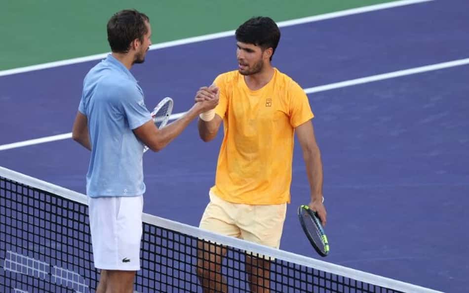 Carlos Alcaraz cumprimenta Daniil Medvedev após a derrota em Indian Wells