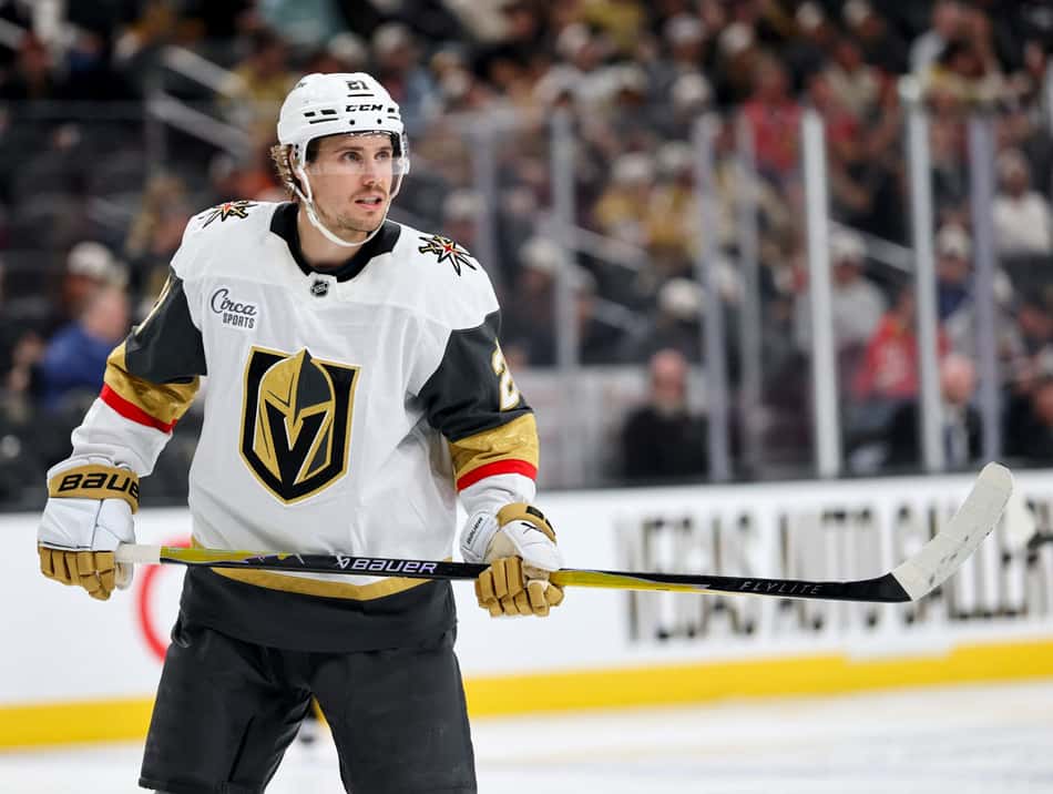 Brett Howden, do Vegas Golden Knights, faz pausa durante o segundo período contra o Chicago Blackhawks, 14 de março de 2026. (Foto: Ethan Miller/Getty Images/AFP)