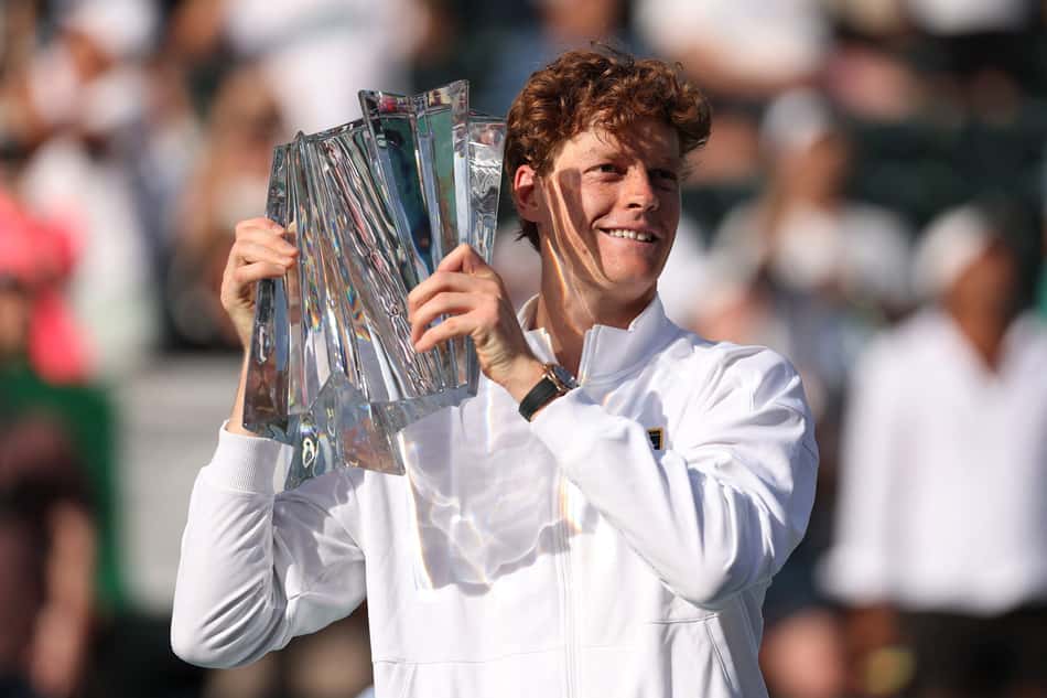 Jannik Sinner com o troféu do Masters 1000 de Indian Wells (Foto: Clive Brunskill/Getty Images)