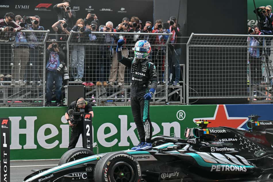Kimi Antonelli comemora vitória em cima do carro no GP da China (Foto: Hector Retamal/AFP)