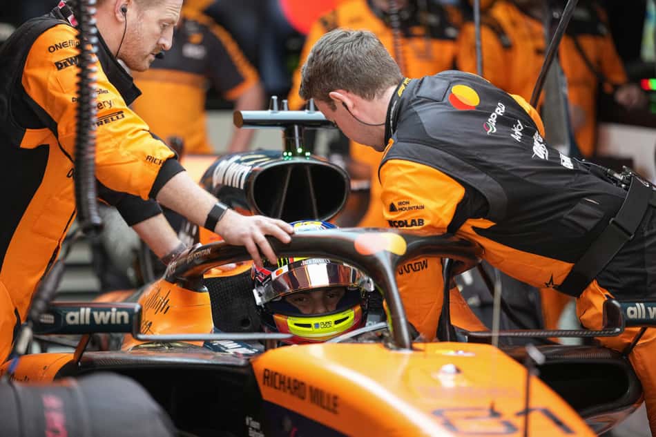 Mecânicos trabalham no carro de Oscar Piastri durante o GP da China de Fórmula 1, em 15 de março de 2026. (Foto: Andy Wong/Pool/AFP)
