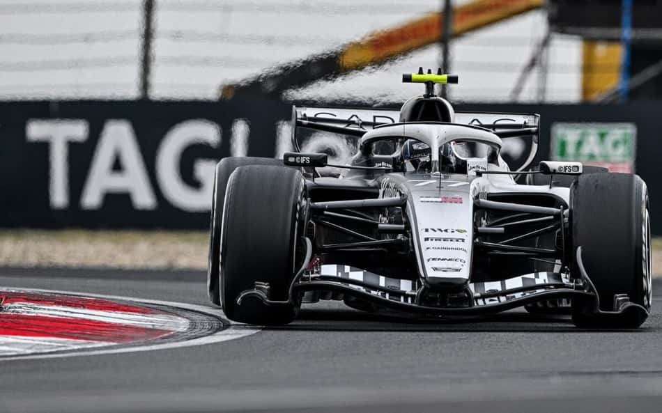 Valtteri Bottas durante o GP da China de Fórmula 1 (Foto: Hector RETAMAL / AFP)
