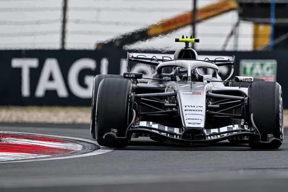 Valtteri Bottas durante o GP da China de Fórmula 1 (Foto: Hector RETAMAL / AFP)