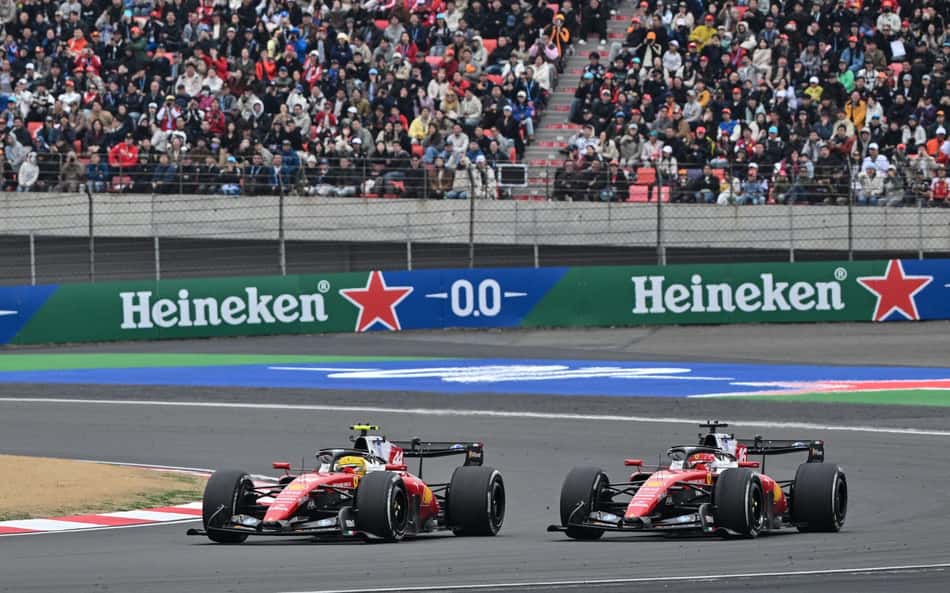 Campeão da F1 diz que Hamilton e Leclerc 'destruíram' a corrida da Ferrari