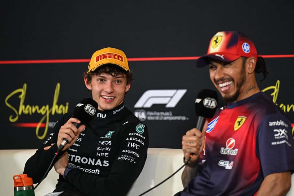 Kimi Antonelli, vencedor, e Lewis Hamilton, terceiro colocado, participam de coletiva após o GP da China de Fórmula 1, em 15 de março de 2026. (Foto: Jade Gao/AFP)