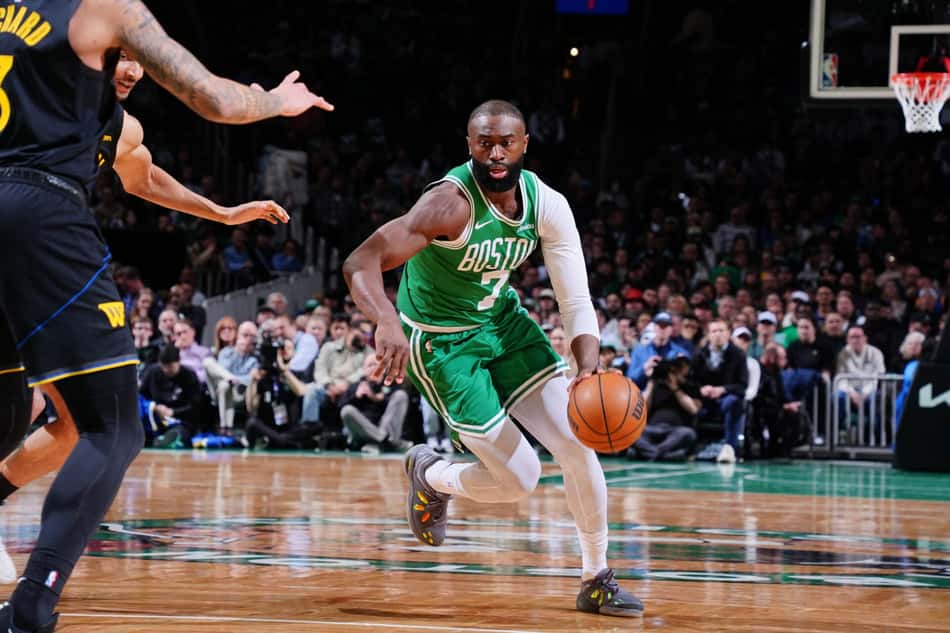 Boston, 18 de março de 2026: Jaylen Brown conduz a bola em jogo contra o Warriors no TD Garden. (Foto: Brian Babineau/NBAE via Getty Images/AFP)
