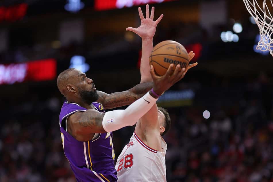 LeBron James arremessa a bola contra Alperen Sengun em Los Angeles Lakers x Houston Rockets pela NBA