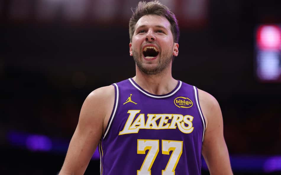 Em noite com LeBron James, Doncic entrega o que a NBA não via há mais de meio século