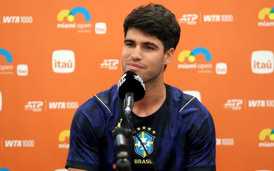 Com a camisa da seleção brasileira, o espanhol Carlos Alcaraz concede coletiva no Masters 1000 de Miami