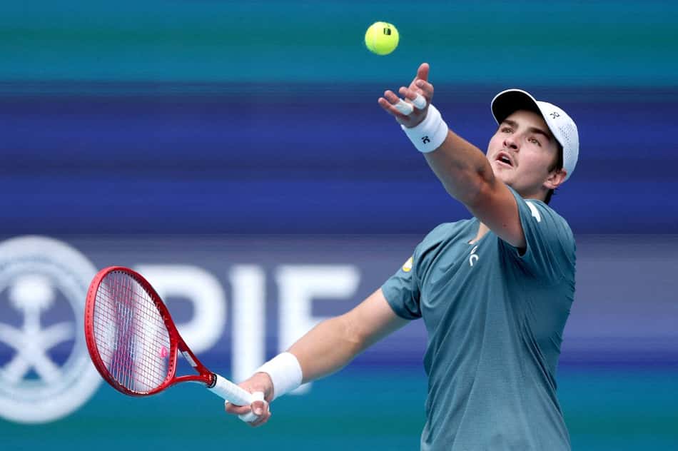 João Fonseca na vitória na estreia no Masters 1000 de Miami, contra o húngaro Fabian Marozsan (Foto: Matthew Stockman/AFP)