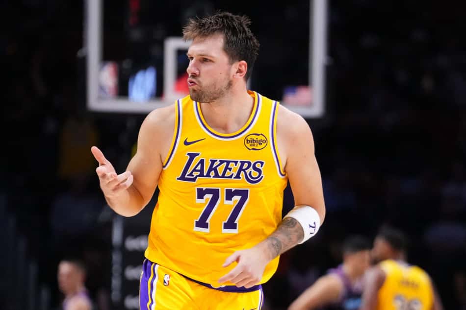 Luka Doncic comemora cesta de três contra o Miami Heat no Kaseya Center, em Miami (Foto: Rich Storry/Getty Images/AFP)