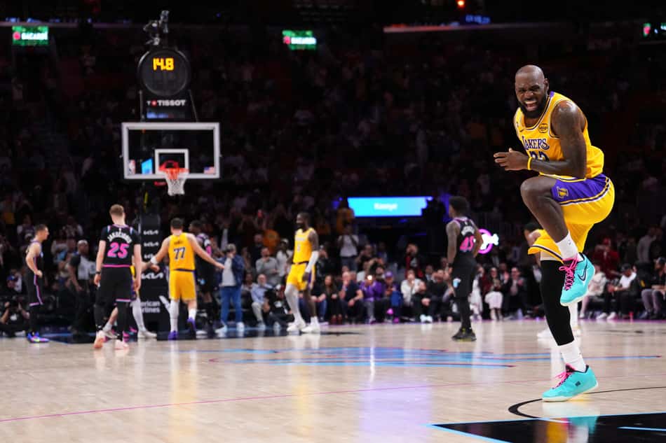 LeBron James reagindo ao 60º ponto de Luka Doncic na partida aos 14,8 segundos (Foto: Rich Storry / Getty Images via AFP)