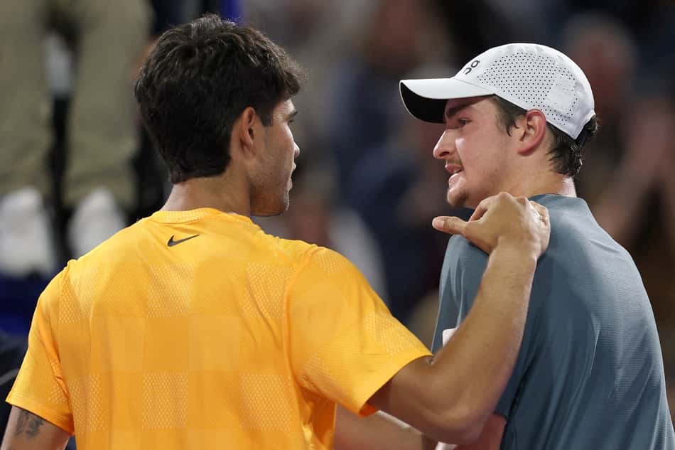 Carlos Alcaraz abraça João Fonseca após a vitória em Miami (Foto: Matthew Stockman/AFP )