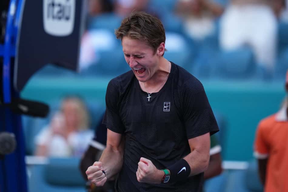 O norte-americano, Sebastian Korda, comemorando sua vitória sobre Carlos Alcaraz no Miami Open 2026 (Foto: Rich Storry/Getty Images via AFP)