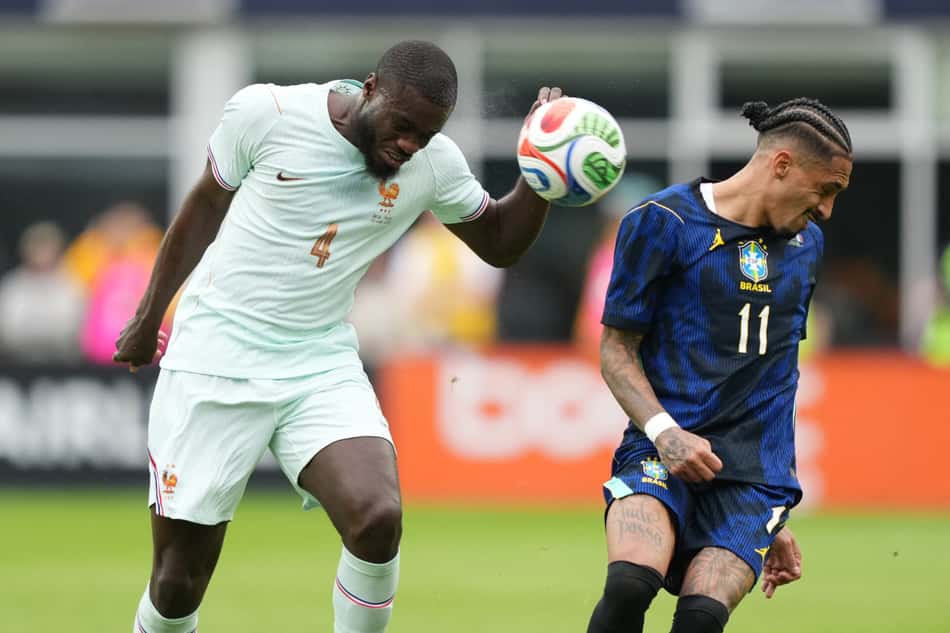 Raphinha e Upamecano em Brasil x França (Foto: MICHAEL OWENS / GETTY IMAGES NORTH AMERICA / GETTY IMAGES VIA AFP)