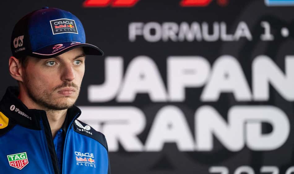 F1: Max Verstappen na coletiva de imprensa do GP do Japão 2026 (Foto: Andrew Caballero - Reynolds/AFP)