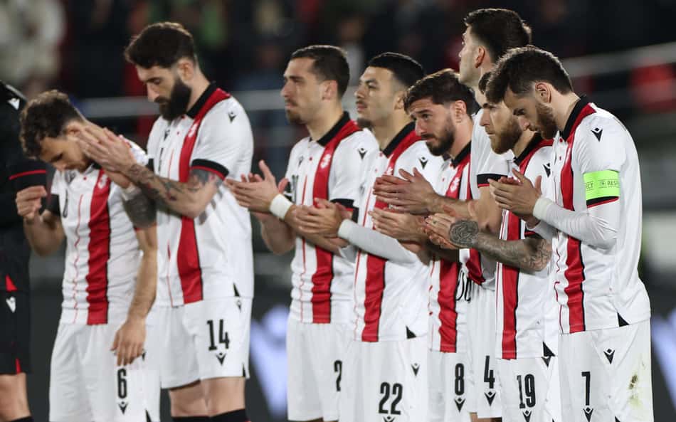 Centroavante rouba a cena, marca dois e deixa Kvaratskhelia para trás na Geórgia; veja gols