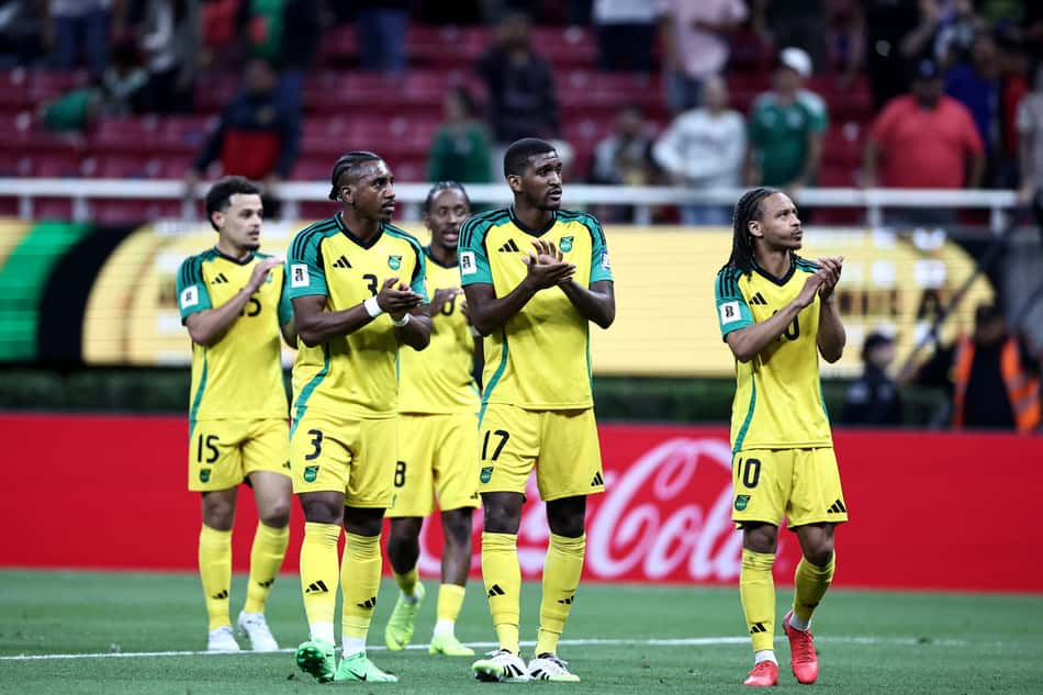 Jogadores da Jamaica celebram vitória sobre a Nova Caledônia na repescagem internacional da Copa do Mundo de 2026 (Foto: Ulises Ruiz/AFP)