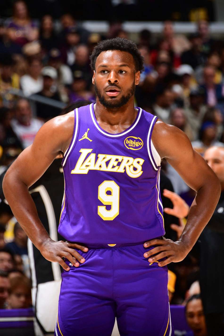Los Angeles, 27 de março de 2026: Bronny James, do Los Angeles Lakers, observa jogo contra o Brooklyn Nets na Crypto.com Arena. (Foto: Adam pantozzi/nbae/getty images/getty images via AFP)