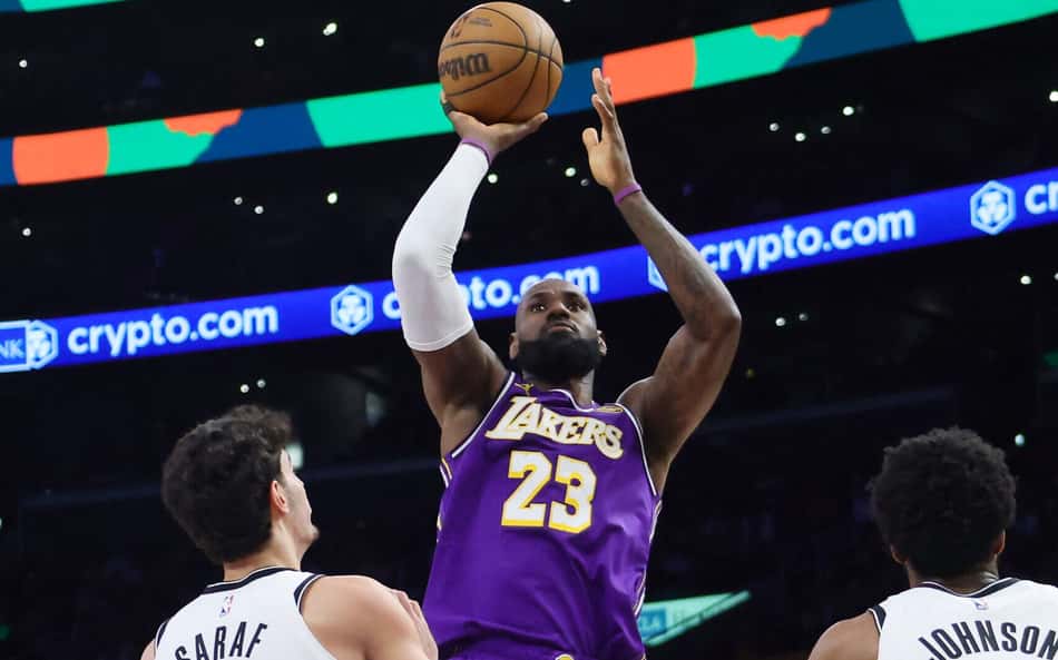 De pai para filho: assistência de LeBron para Bronny marca noite na NBA