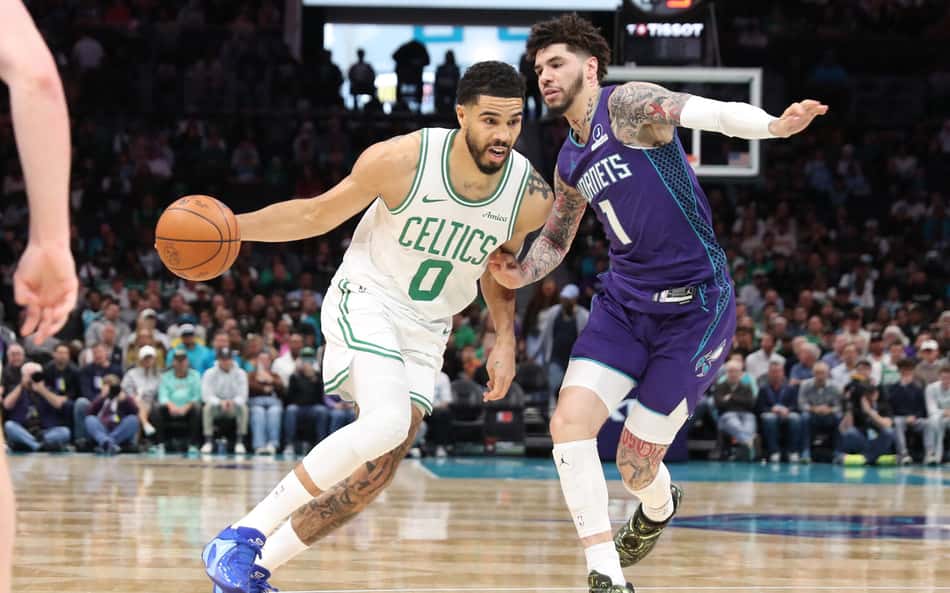 Tatum brilha, e Celtics dominam Hornets para se classificar aos playoffs da NBA
