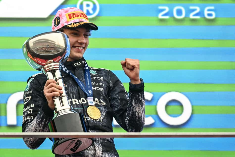 Kimi Antonelli celebrando sua vitória no GP do Japão 2026 (Foto: Toshifumi Kitamura/AFP)