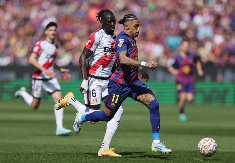 Raphinha em ação no duelo entre Barcelona e Rayo Vallecano (Foto: Josep Lago/AFP)