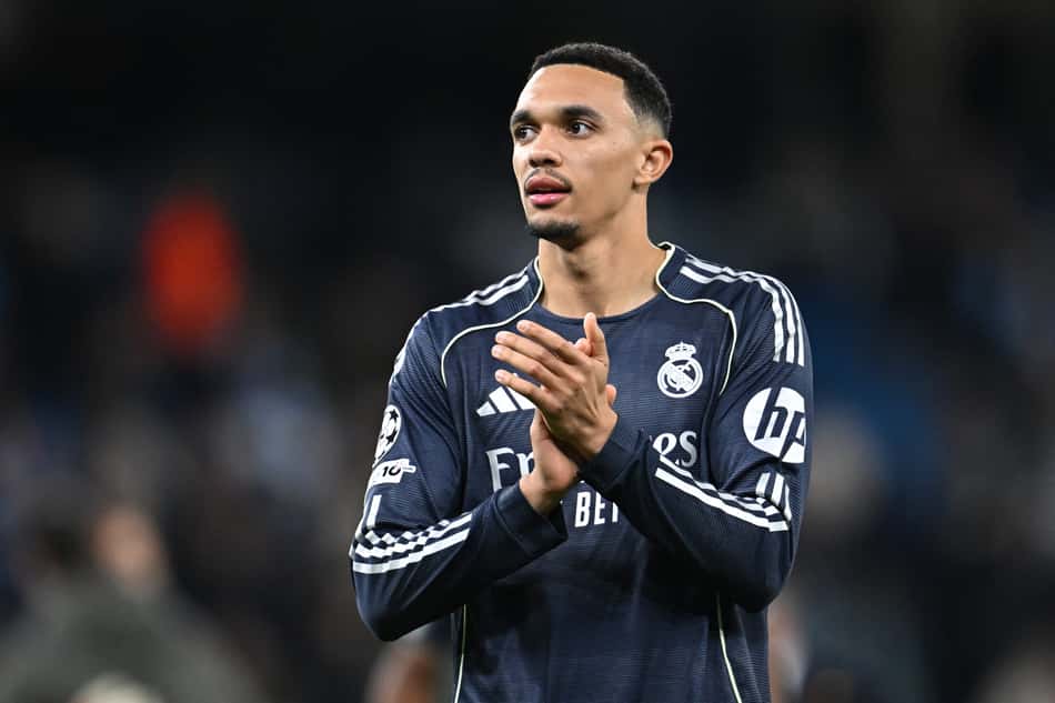 Alexander-Arnold em ação pelo Real Madrid (Foto: Paul ELLIS / AFP)