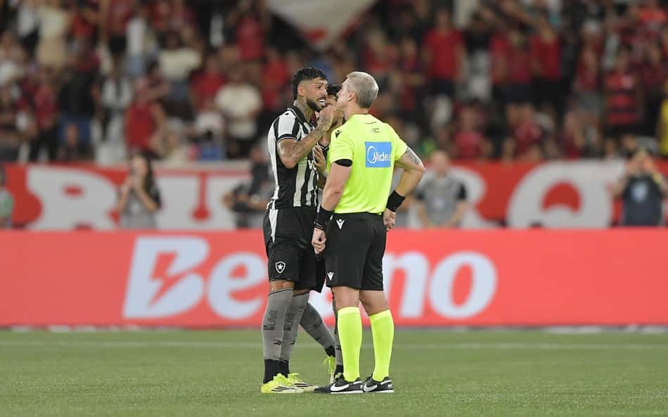 Alexander Barboza reclama com Daronco de expulsão em clássico entre Botafogo e Flamengo