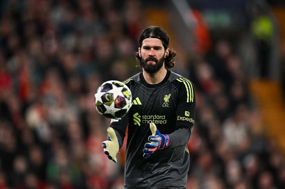 Alisson em ação durante jogo entre Liverpool e Galatasaray, pela Champions League