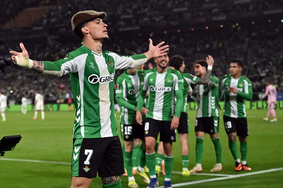 Antony comemorando o gol marcado na Europa League (Foto: Cristina Quicler/AFP)