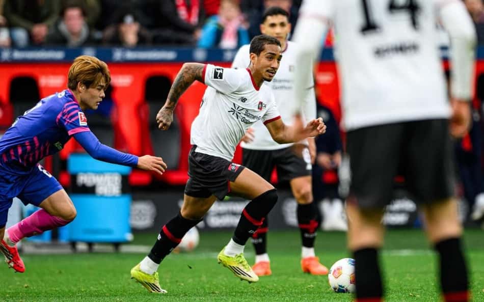 Arthur em ação pelo Bayer Leverkusen (Foto: Divulgação/Bayer Leverkusen)