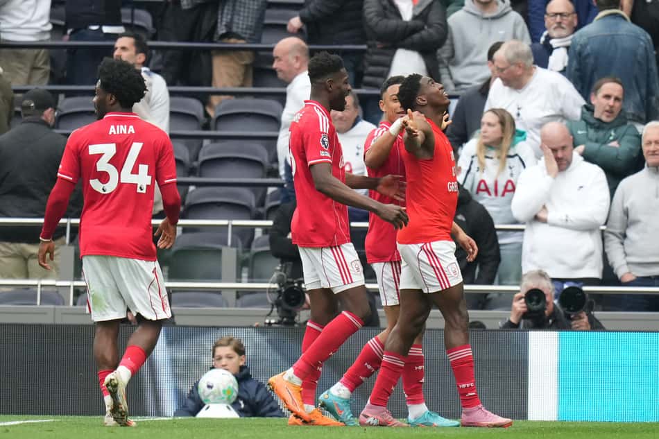 Awoniyi comemora gol do Forest, e torcedores do Tottenham lamentam ao fundo