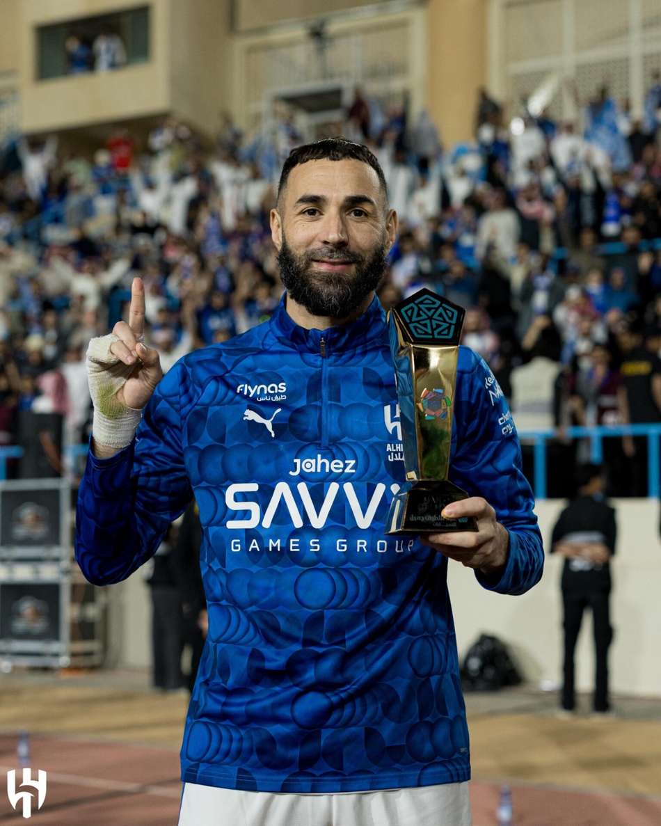 Benzema com prêmio de melhor jogador da partida pelo Al-Hilal