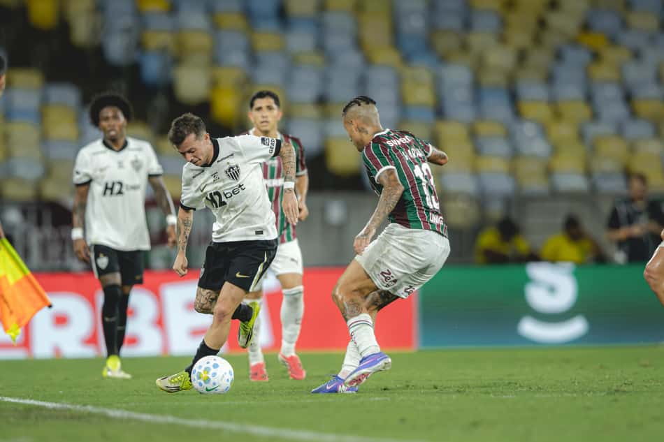 Bernard contra o Fluminense(Foto: Pedro Souza / Atlético)