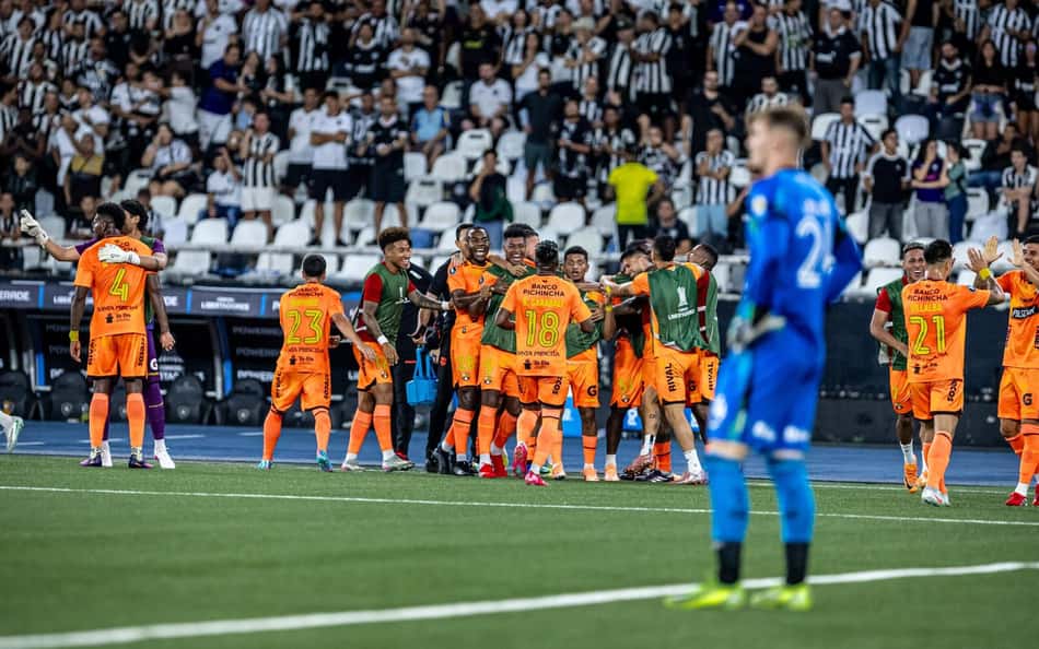 Torcedores apontam culpado por gol em Botafogo x Barcelona-EQU: 'Incrível'