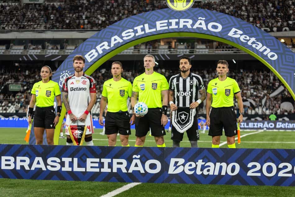 Daronco perfilado antes de Botafogo x Flamengo (Foto: Vyctor Santos/Pera Photo Press/Gazeta Press) 
