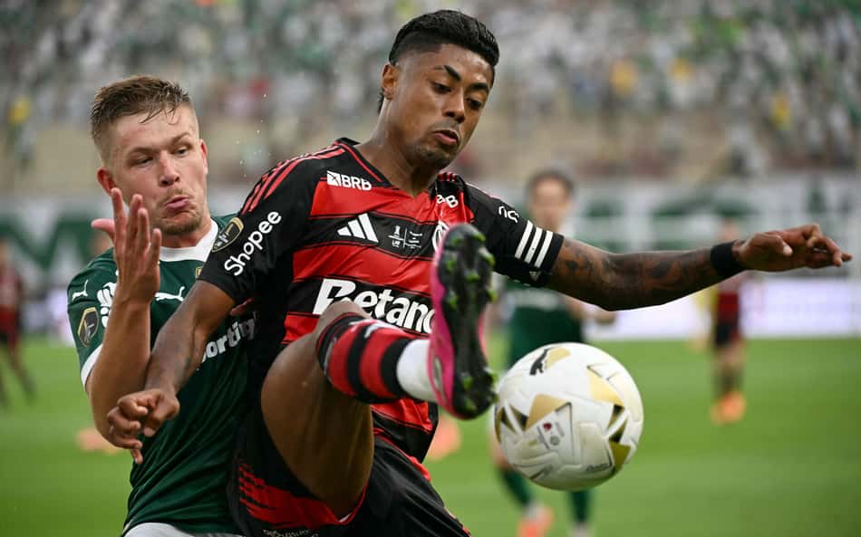 Bruno Henrique disputa bola com Bruno Fuchs, na final entre Flamengo e Palmeiras (Foto: Luis Acosta/AFP)