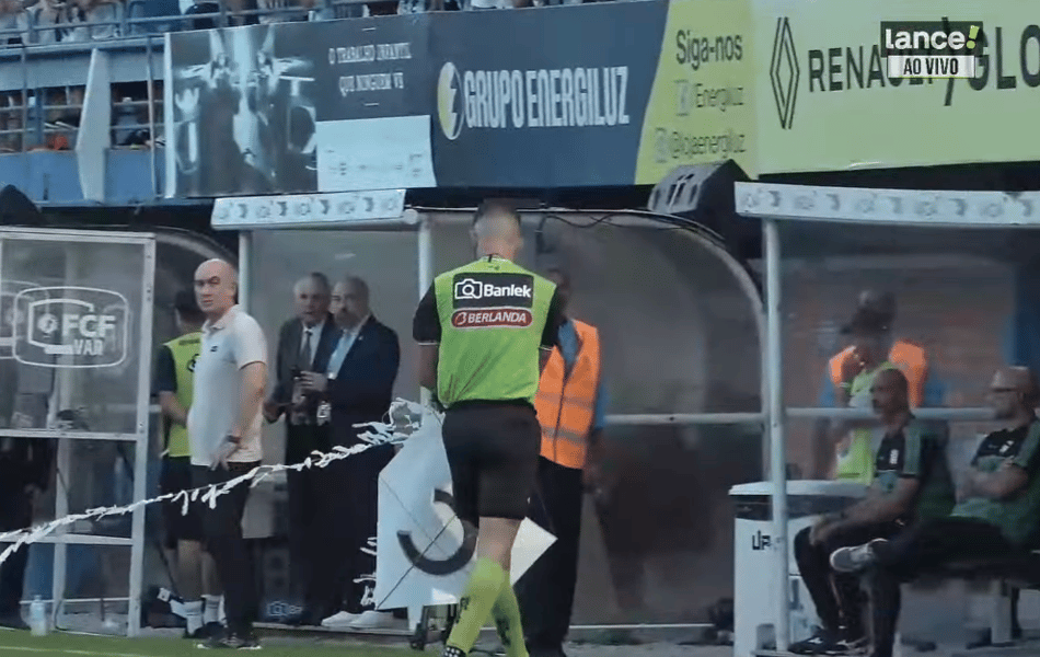 Árbitro retira as pipas do gramado em Avaí x Figueirense (Foto: Reprodução/Lance!TV)