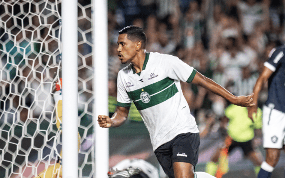 Com 'lei do ex', Coritiba bate o Remo e vence a primeira em casa no Brasileirão