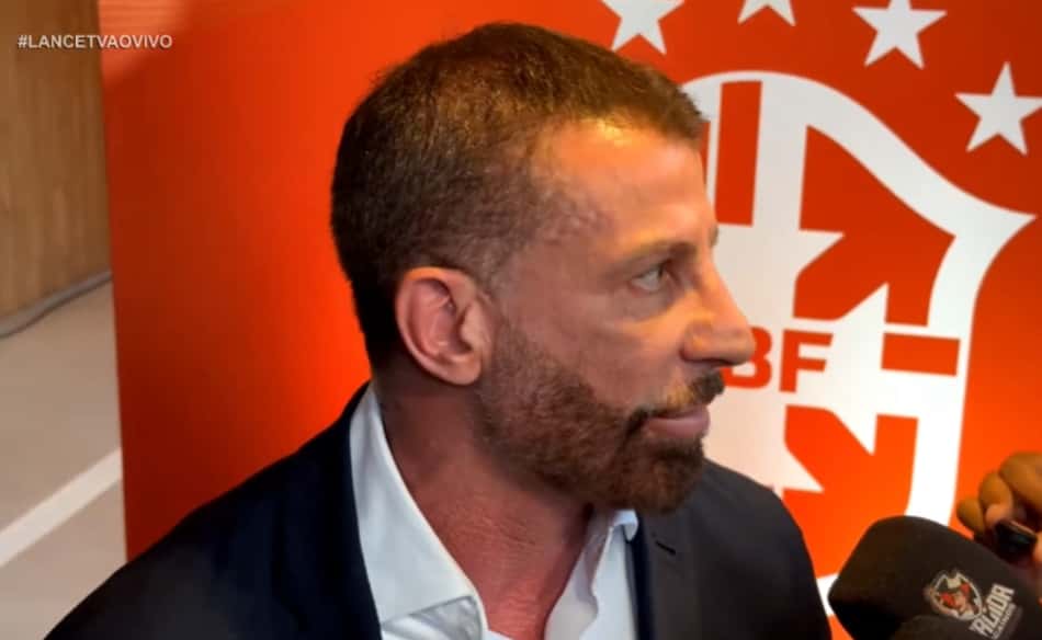 Pedrinho, do Vasco, conversa com jornalistas após o sorteio da Copa do Brasil (Foto: Lance!)