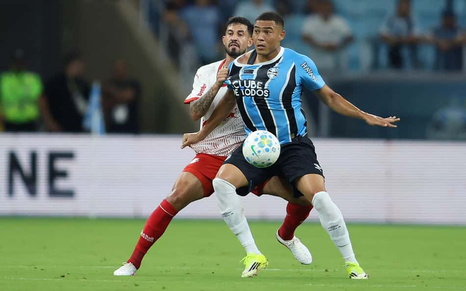 Carlos Vinícius desencanta, mas Grêmio cede empate ao Bragantino pelo Brasileirão