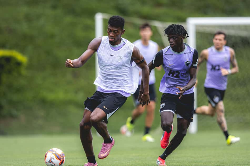 Cassierra e Cissé em treino (Foto: Pedro Souza / Atlético)