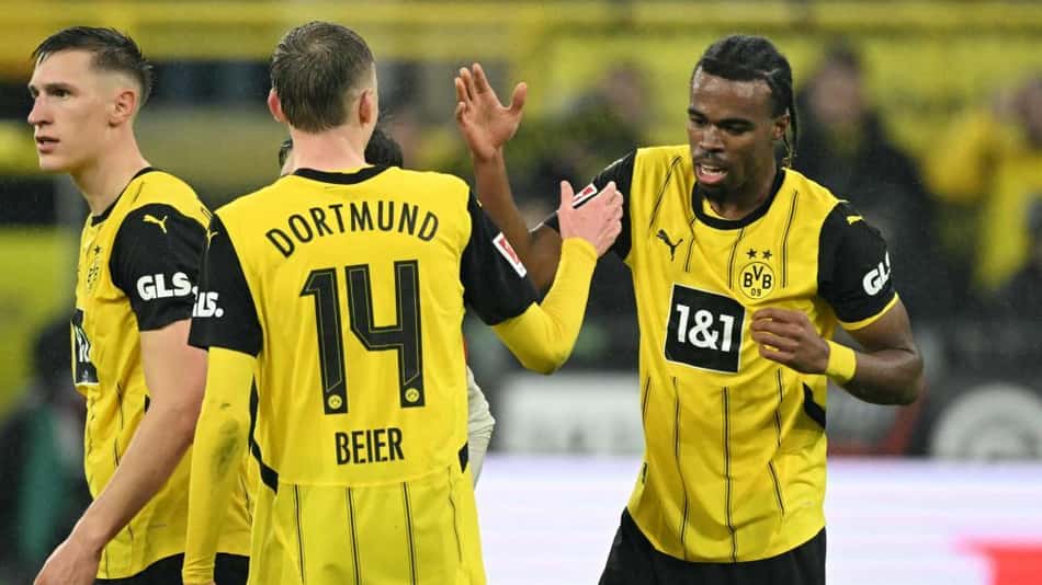 Carney Chukwuemeka celebra com companheiro de Borussia Dortmund (Foto: Ina Fassbender / AFP)