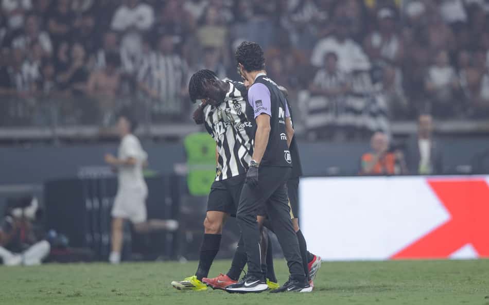 Cissé sai lesionado (Foto: Pedro Souza / Atlético)