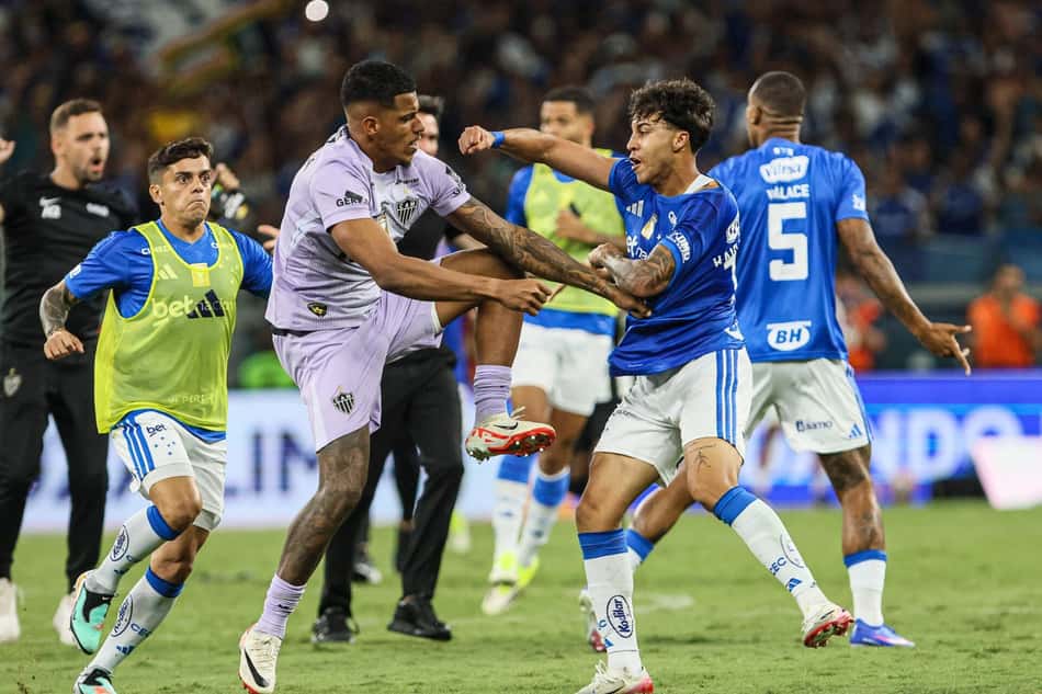 Confusao entre jogadores do Cruzeiro e Atletico MG, durante jogo da final do Campeonato Mineiro