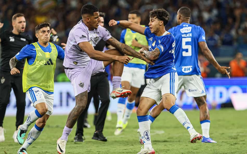 Confusao entre jogadores do Cruzeiro e Atletico MG, durante jogo da final do Campeonato Mineiro