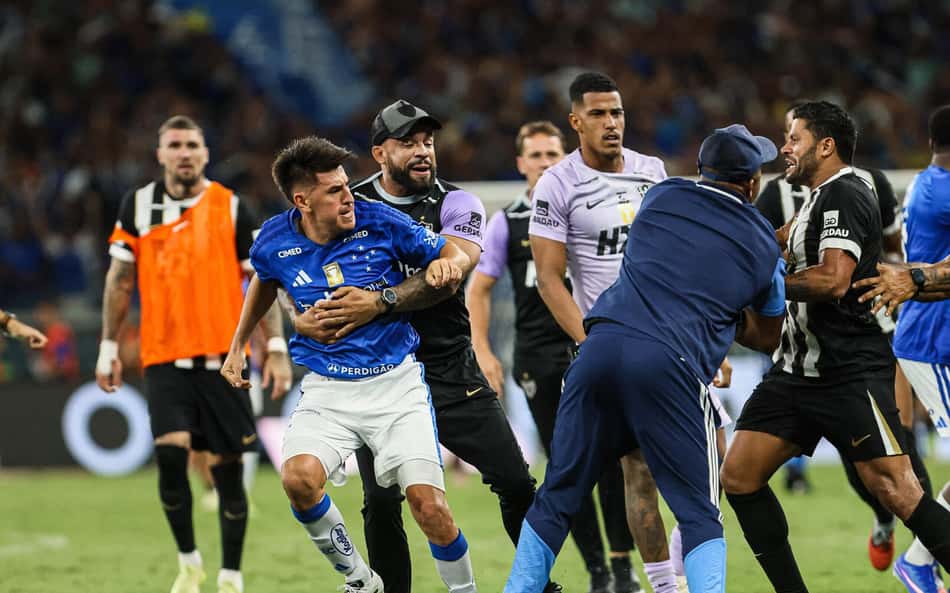 Confusao entre jogadores do Cruzeiro e Atletico MG, durante jogo da final do Campeonato Mineiro