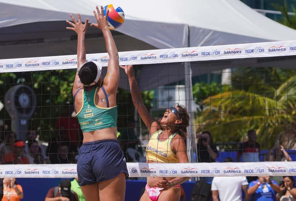 Encontro de gerações do vôlei de praia: Jackie enfrenta Duda na rede do Areia Games (Foto: Maurício Val)